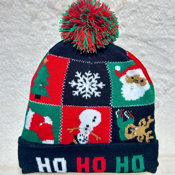 New LED Christmas Beanie With Pom Pom And 3 Flashing Modes - Picture 4 of 5
